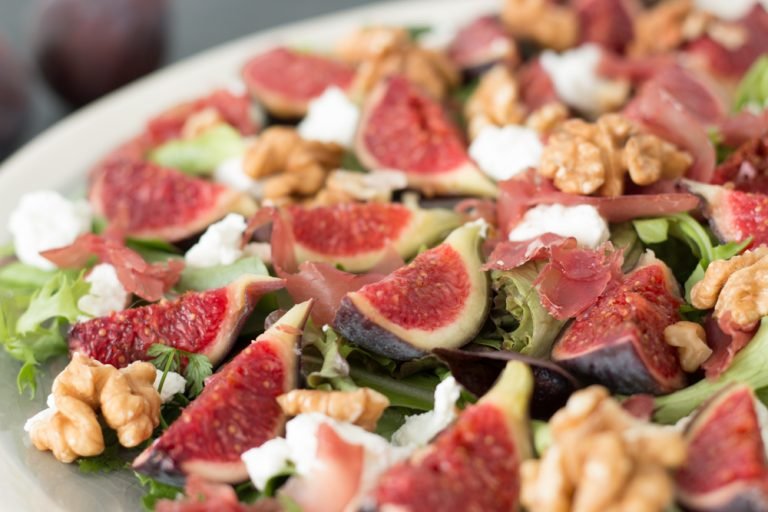 Salade de figues fraiches, chèvre et noix