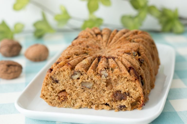 Cake gourmand au roquefort, figues et noix