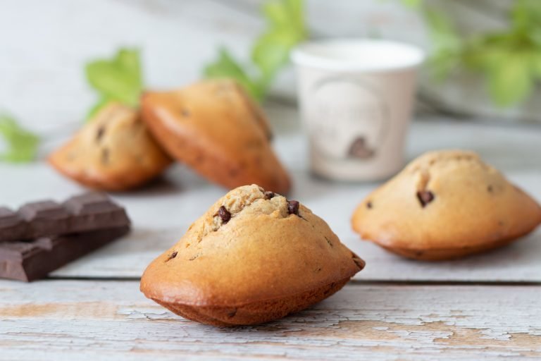 Madeleines à la purée d&rsquo;amande et pépites de chocolat