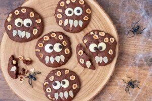 Lire la suite à propos de l’article Cookies Halloween tout chocolat et noisettes