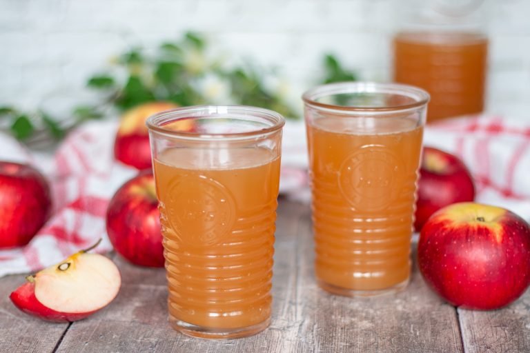 Cidre de pomme maison avec des grains de kéfir