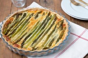 Lire la suite à propos de l’article Tarte aux asperges vertes, petits pois et comté
