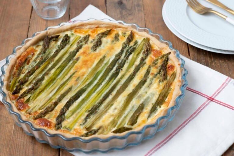 Tarte aux asperges vertes, petits pois et comté