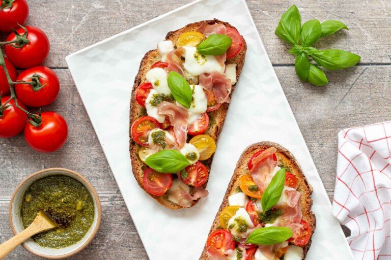 Bruschetta au pesto, tomates cerises et mozzarella