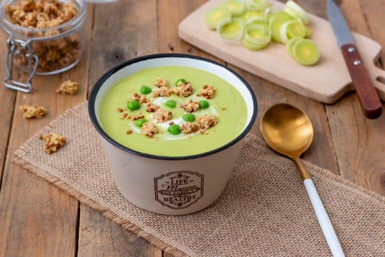 Soupe de petits pois, poireaux et lait de coco
