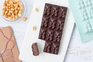 Lire la suite à propos de l’article Tablette de chocolat noir au praliné cacahuète