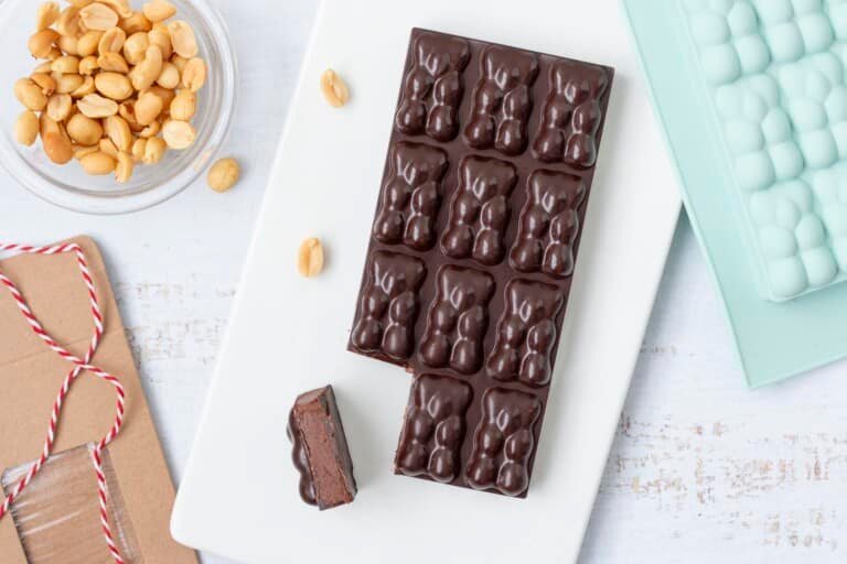 Tablette de chocolat noir au praliné cacahuète